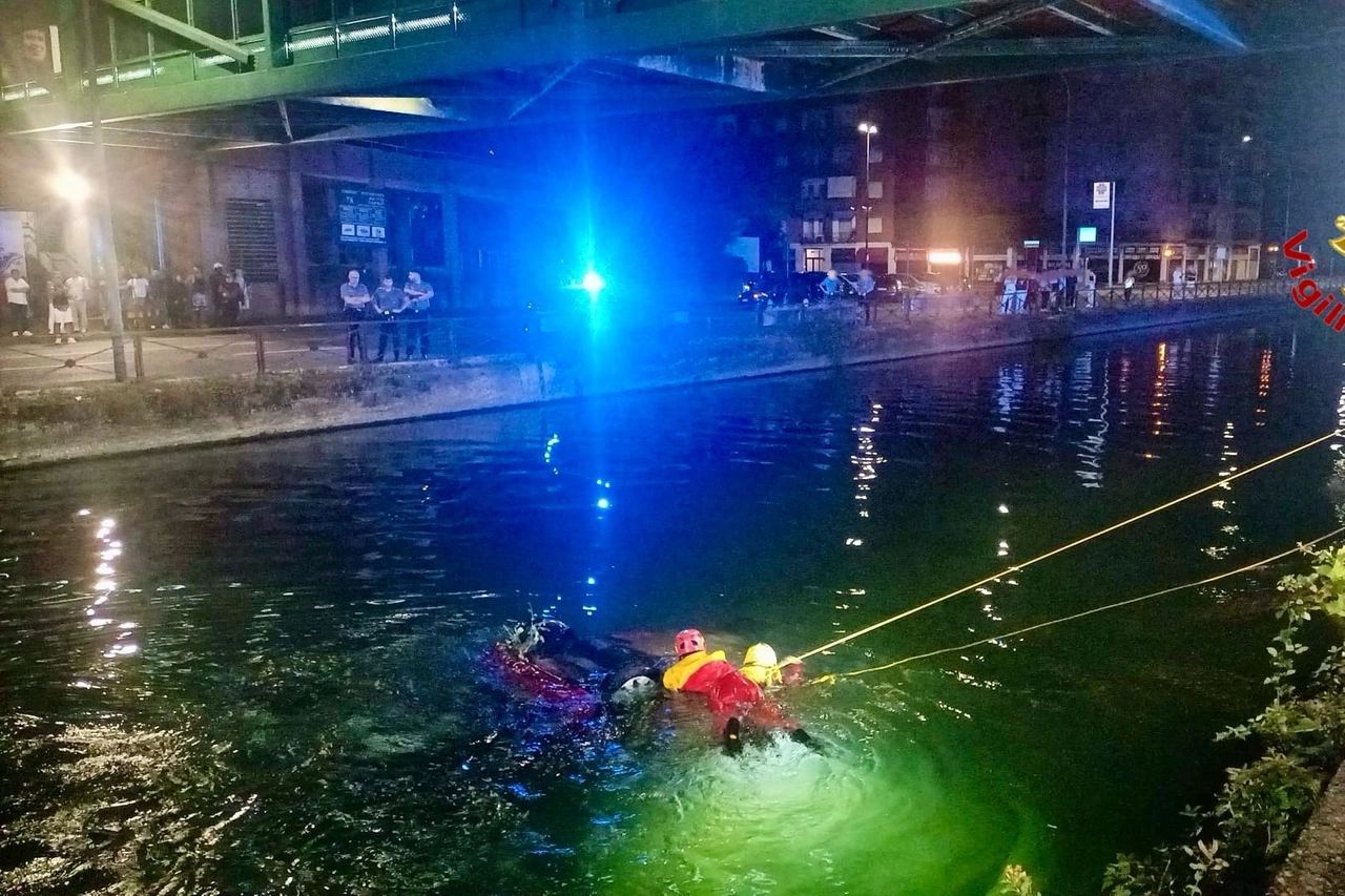 CORSICO, FINISCE CON AUTO NEL NAVIGLIO: MORTO 24ENNE (FOTO 1)