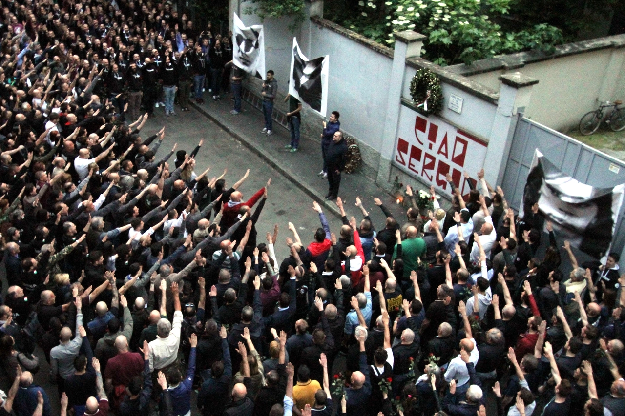 I saluti fascisti durante la manifestazione in memoria di Sergio Ramelli avvenuta il 29 aprile 2018 a Milano (Paolo Salmoirago/Newpress)