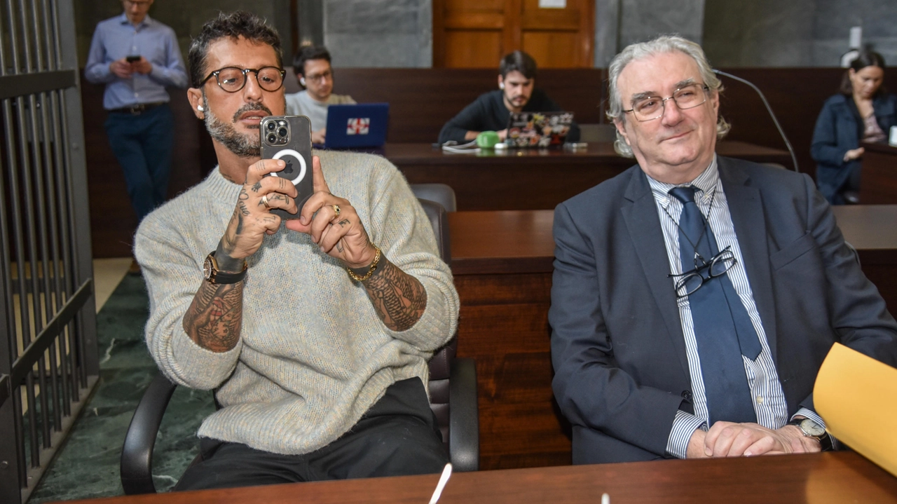 Fabrizio Corona e l’avvocato Ivano Chiesa in tribunale
