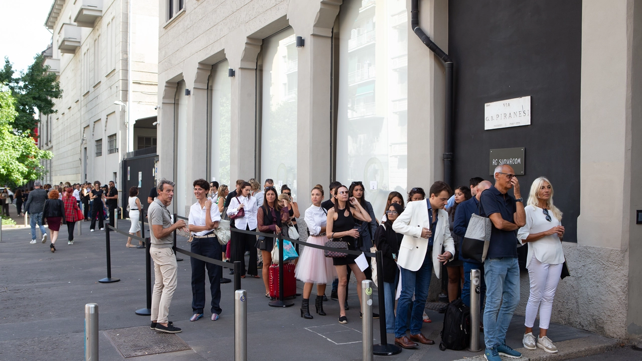 La lunga fila in via Piranesi per il casting de "Il Diavolo veste Prada 2"