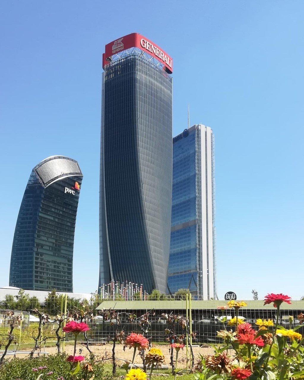 Milano, si inclina l’insegna di Generali sul grattacielo a CityLife: rischio crollo Milano, si inclina l’insegna di Generali sul grattacielo a CityLife: rischio crollo