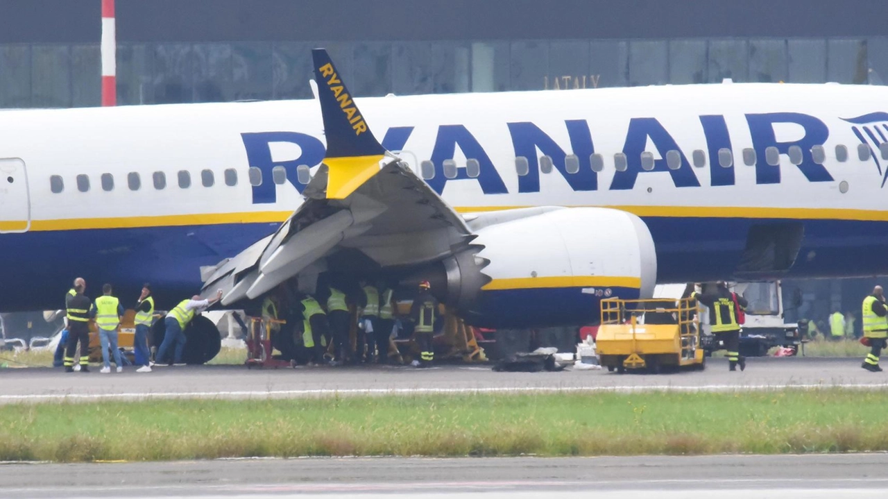 L’aereo fermo in pista a Orio per lo scoppio degli pneumatici I danni che ha causato hanno bloccato il traffico martedì scorso L’aereo fermo in pista a Orio per lo scoppio degli pneumatici I danni che ha causato hanno bloccato il traffico martedì scorso