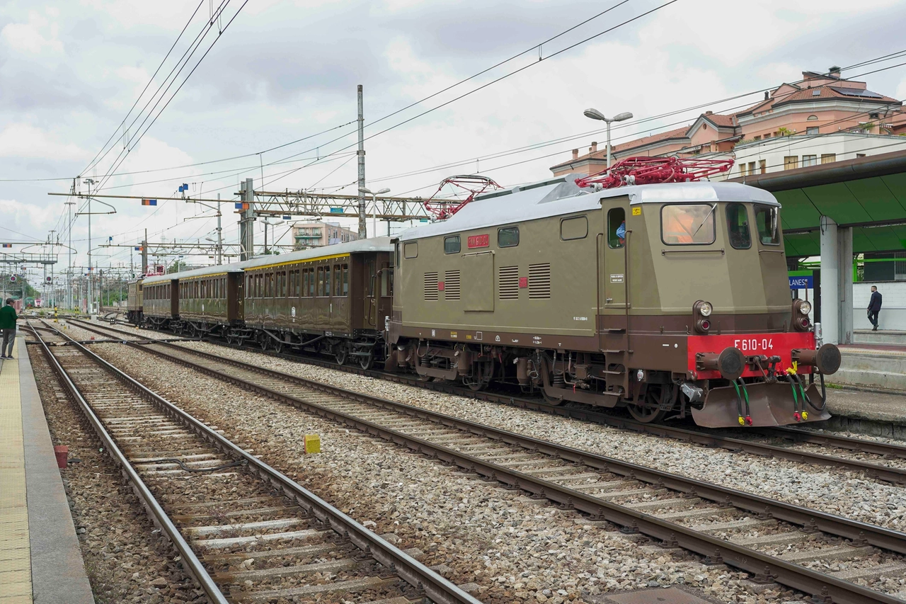 Uno dei treni storici in viaggio sulle linee lombarde (Archivio)