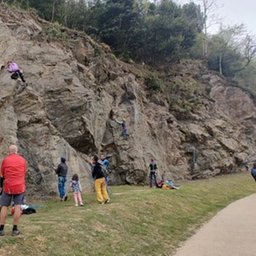 A Colico nasce Falesia Selvaggia: una palestra di roccia per l'arrampicata sportiva vista lago