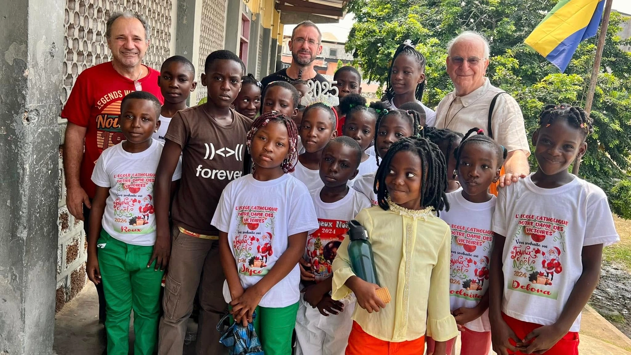 Alcuni momenti del viaggio in Gabon di Paolo Micheli con padre Caprioli Il sindaco ha festeggiato così il suo cinquantesimo compleanno coinciso con i 50 anni della missione Alcuni momenti del viaggio in Gabon di Paolo Micheli con padre Caprioli Il sindaco ha festeggiato così il suo cinquantesimo compleanno coinciso con i 50 anni della missione