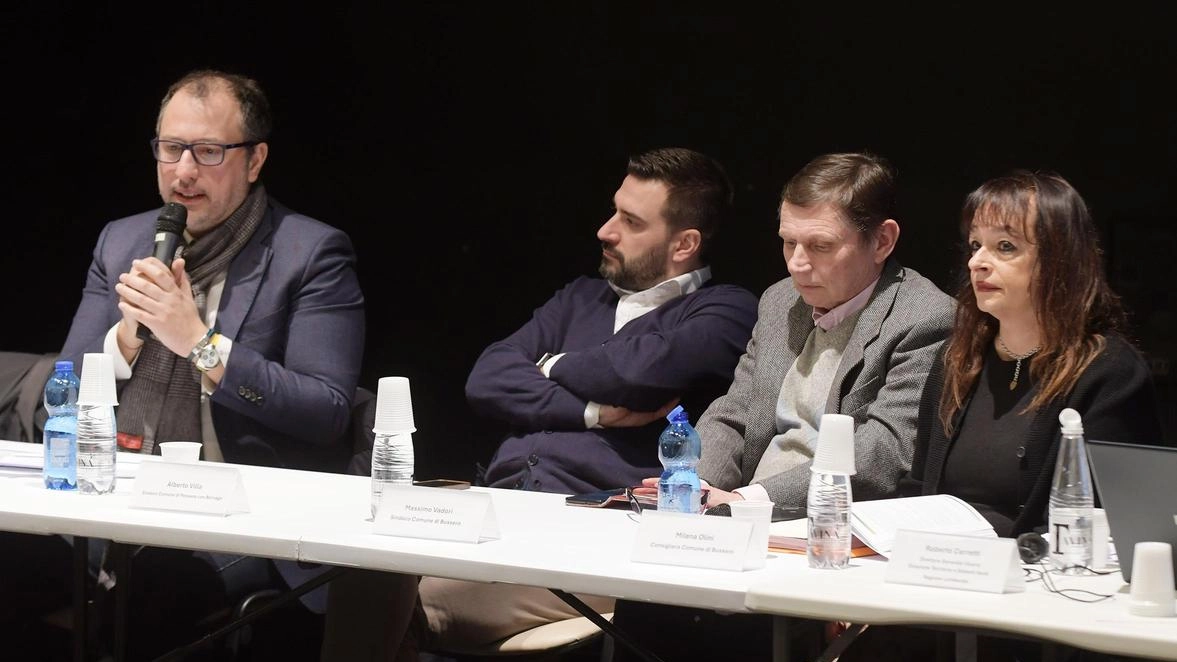 Da sinistra: Gianluca Comazzi (assessore regionale), Alberto Villa (sindaco di Pessano), Massimo Vadori (sindaco di Bussero) e Milena Olini (consigliera a Bussero) Da sinistra: Gianluca Comazzi (assessore regionale), Alberto Villa (sindaco di Pessano), Massimo Vadori (sindaco di Bussero) e Milena Olini (consigliera a Bussero)