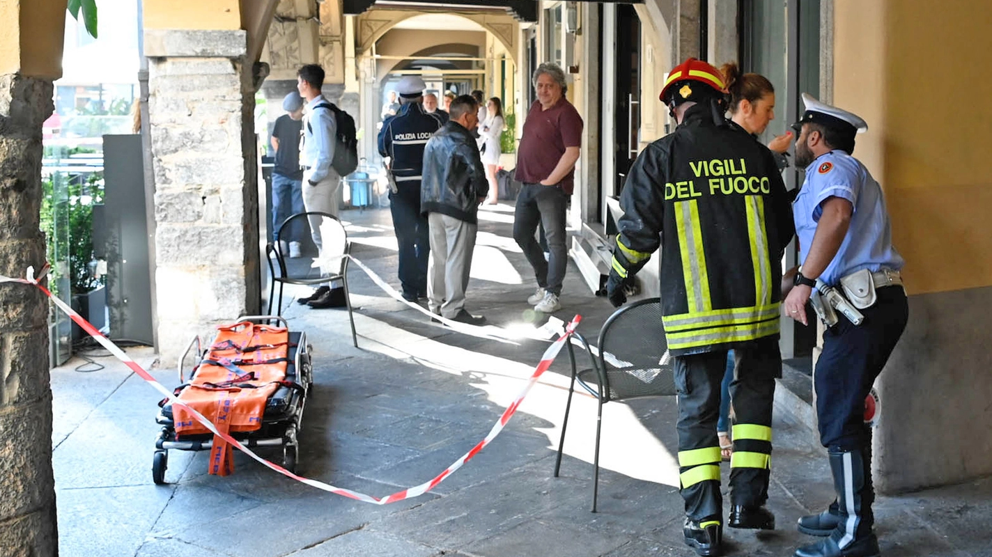 I soccorsi dopo l’incendio al primo piano di un cortile interno di piazza Duomo