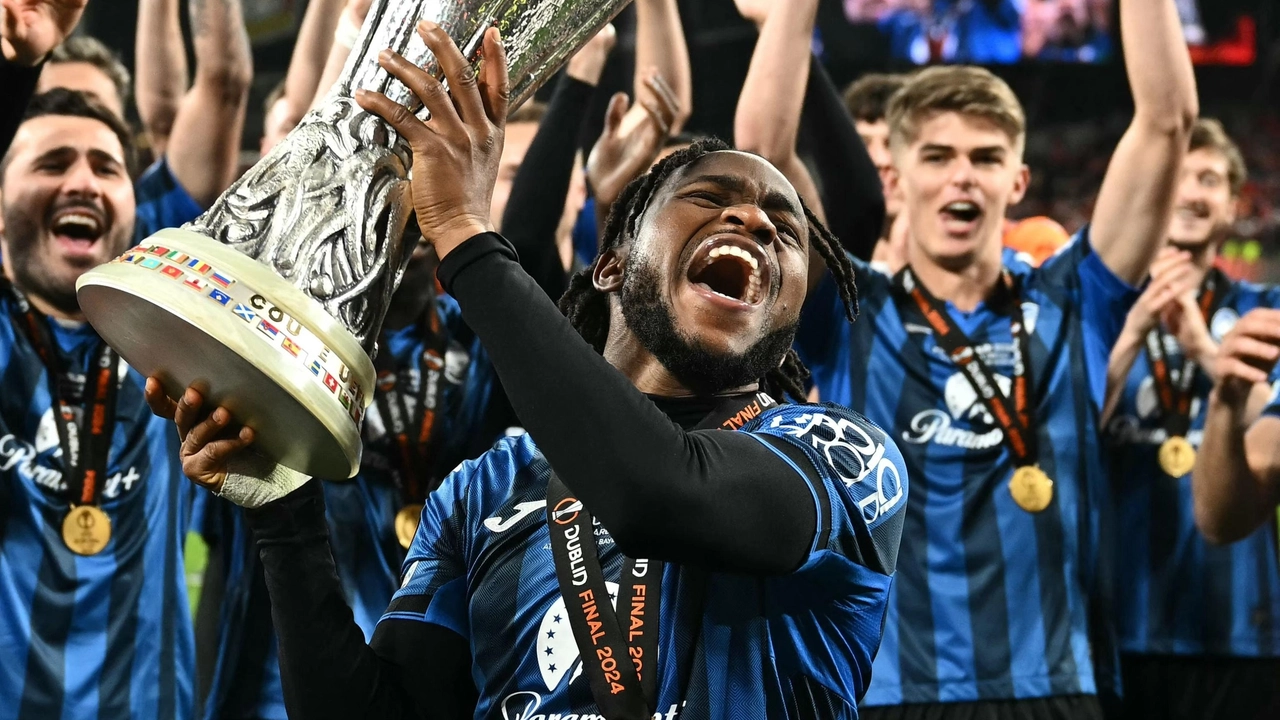 Ademola Lookman festeggia la Uefa Europa League conquistata grazie alla sua tripletta