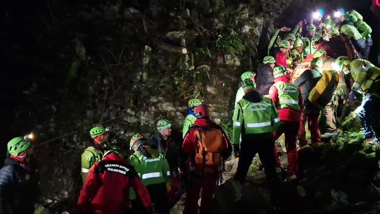 La barella con la speleologa Ottavia Piana portata fuori dalla grotta nell'Abisso Bueno Fonteno La barella con la speleologa Ottavia Piana portata fuori dalla grotta nell'Abisso Bueno Fonteno