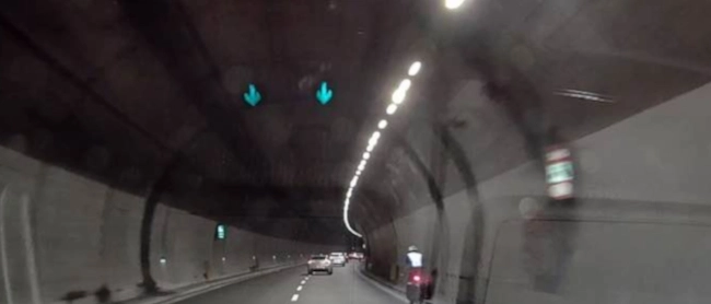 Ciclista nelle gallerie (vietate) della Statale 36. Gli automobilisti lo avvisano e lui li manda “a quel paese”