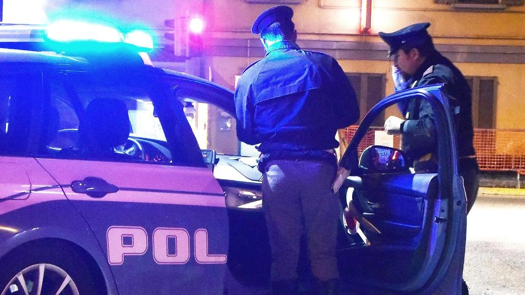 L’uomo ha accolto gli agenti impugnando una bottiglia rotta poi posata solo davanti al taser L’uomo ha accolto gli agenti impugnando una bottiglia rotta poi posata solo davanti al taser
