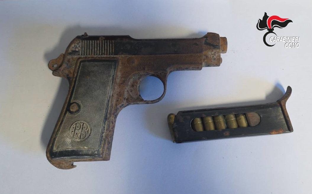Sorpresa in una casa di Zelbio: dal camino spunta una pistola Sorpresa in una casa di Zelbio: dal camino spunta una pistola