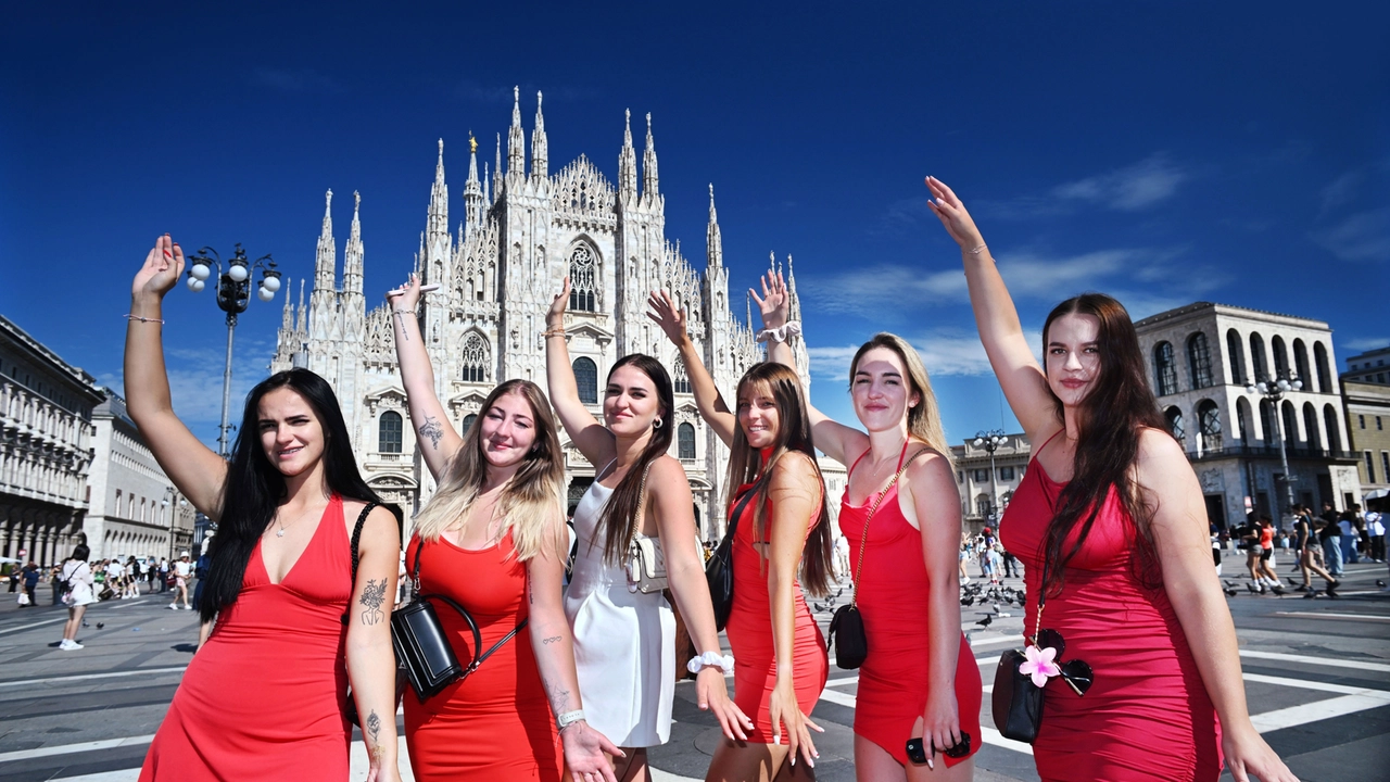 Turiste in rosso (eccetto una) in piazza Duomo Turiste in rosso (eccetto una) in piazza Duomo