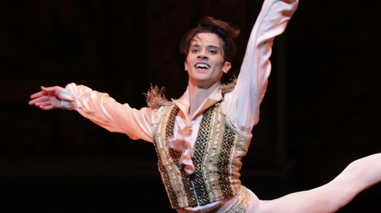Eclettico ed elegante Claudio Coviello, primo ballerino alla Scala, è in scena in questi giorni in "Lo Schiaccianoci" di Cajkovskij,... Eclettico ed elegante Claudio Coviello, primo ballerino alla Scala, è in scena in questi giorni in "Lo Schiaccianoci" di Cajkovskij,...