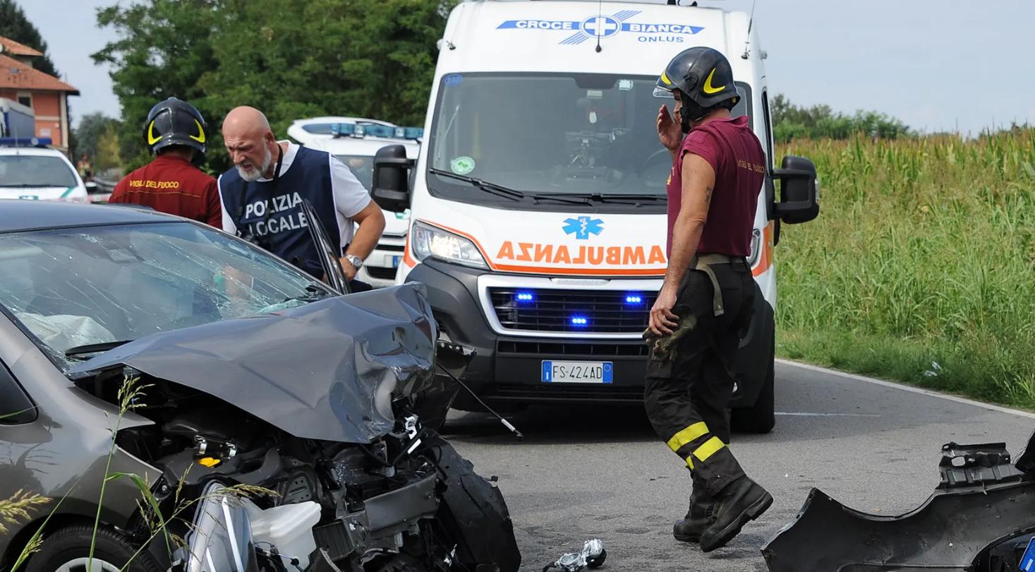 violento incidente a moglia auto si ribalta fuori strada ragazza di 20 anni tra la vita e la morte da Ilgiorno.it violento incidente a moglia auto si ribalta fuori strada ragazza di 20 anni tra la vita e la morte