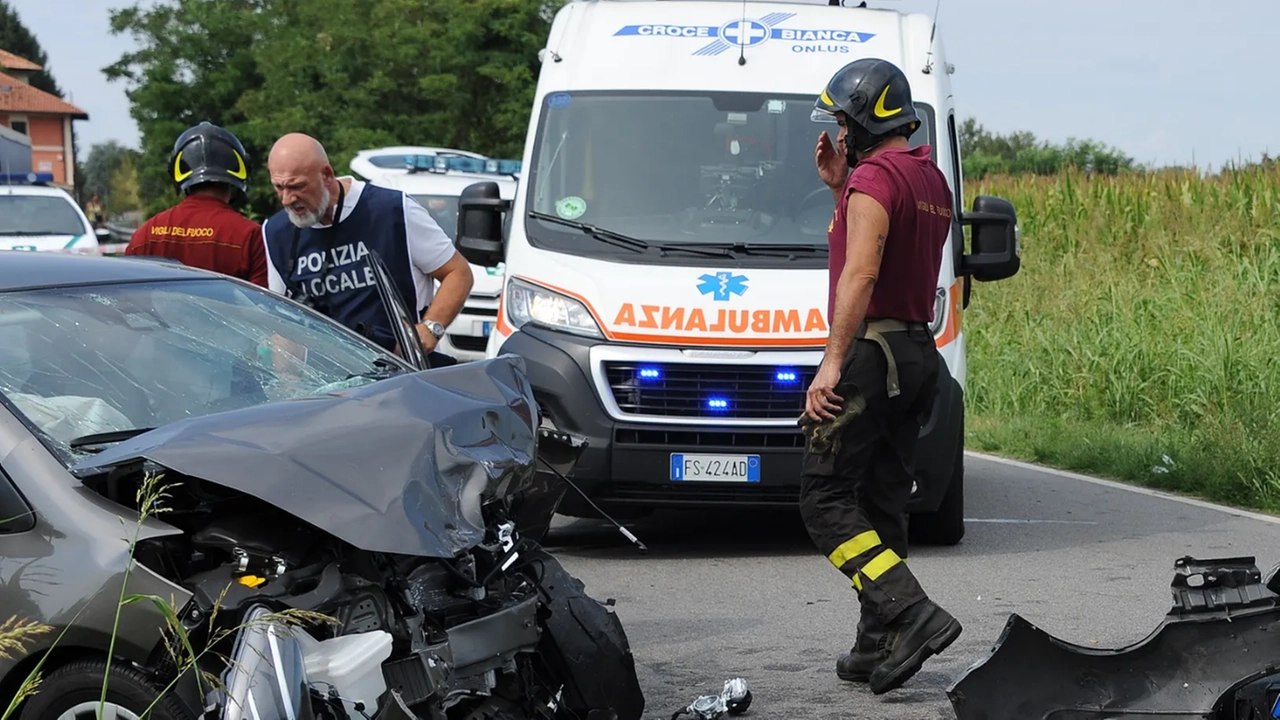 Sul posso i mezzi di soccorso (foto di repertorio) Sul posso i mezzi di soccorso (foto di repertorio)