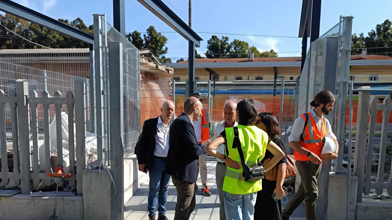 Sindaco e tecnici di Rfi durante il sopralluogo in viale Trivulzio all’imbocco del nuovo passaggio sotto i binari Sindaco e tecnici di Rfi durante il sopralluogo in viale Trivulzio all’imbocco del nuovo passaggio sotto i binari
