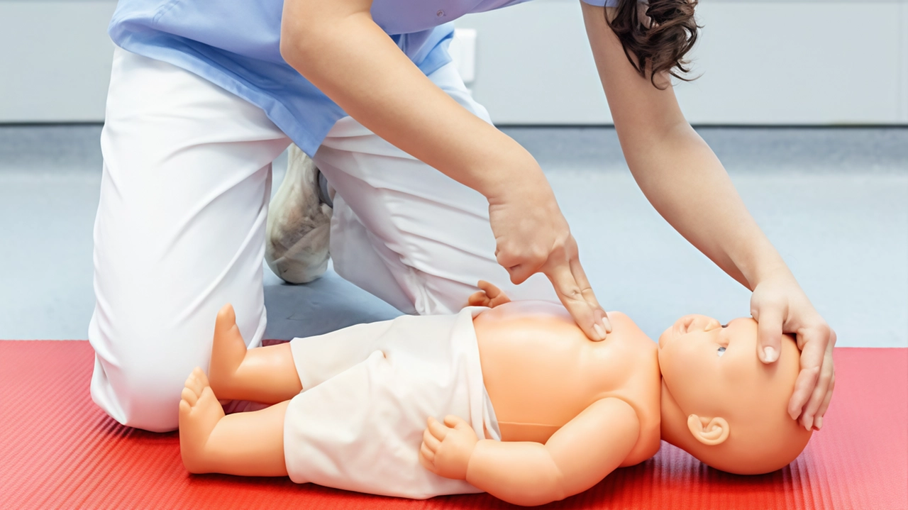 Sommario: Corso gratuito sulla disostruzione delle vie aeree del neonato presso la farmacia comunale di Melzo, per neo-genitori. Importanza della sicurezza dei bambini in caso di emergenza. Sommario: Corso gratuito sulla disostruzione delle vie aeree del neonato presso la farmacia comunale di Melzo, per neo-genitori. Importanza della sicurezza dei bambini in caso di emergenza.