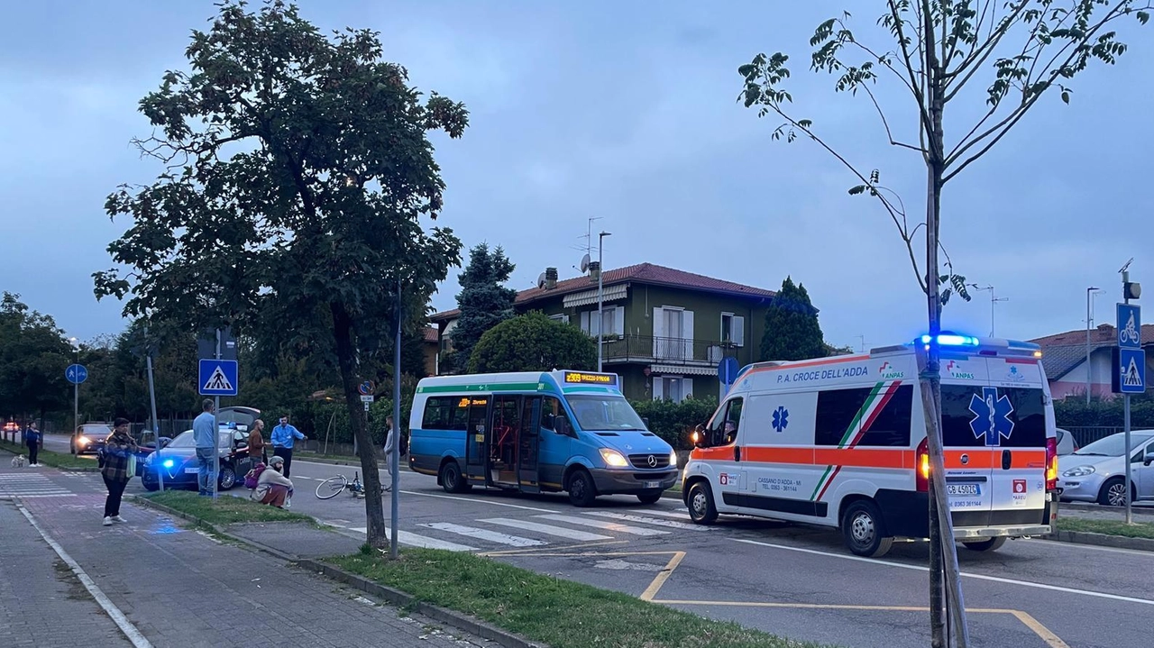 Un uomo di 75 anni è in coma dopo un incidente in bicicletta a Cassano d'Adda. È stato investito da un pulmino, il conducente non è stato trovato colpevole. Un uomo di 75 anni è in coma dopo un incidente in bicicletta a Cassano d'Adda. È stato investito da un pulmino, il conducente non è stato trovato colpevole.