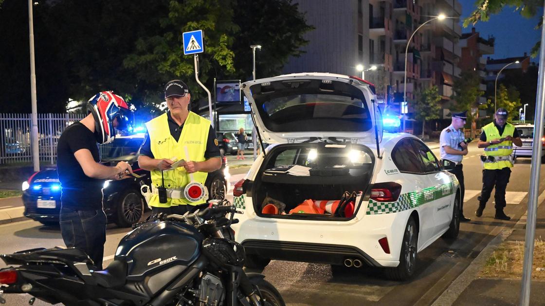 Carabinieri e polizia locale. Raffica di controlli sulle strade nella notte Carabinieri e polizia locale. Raffica di controlli sulle strade nella notte