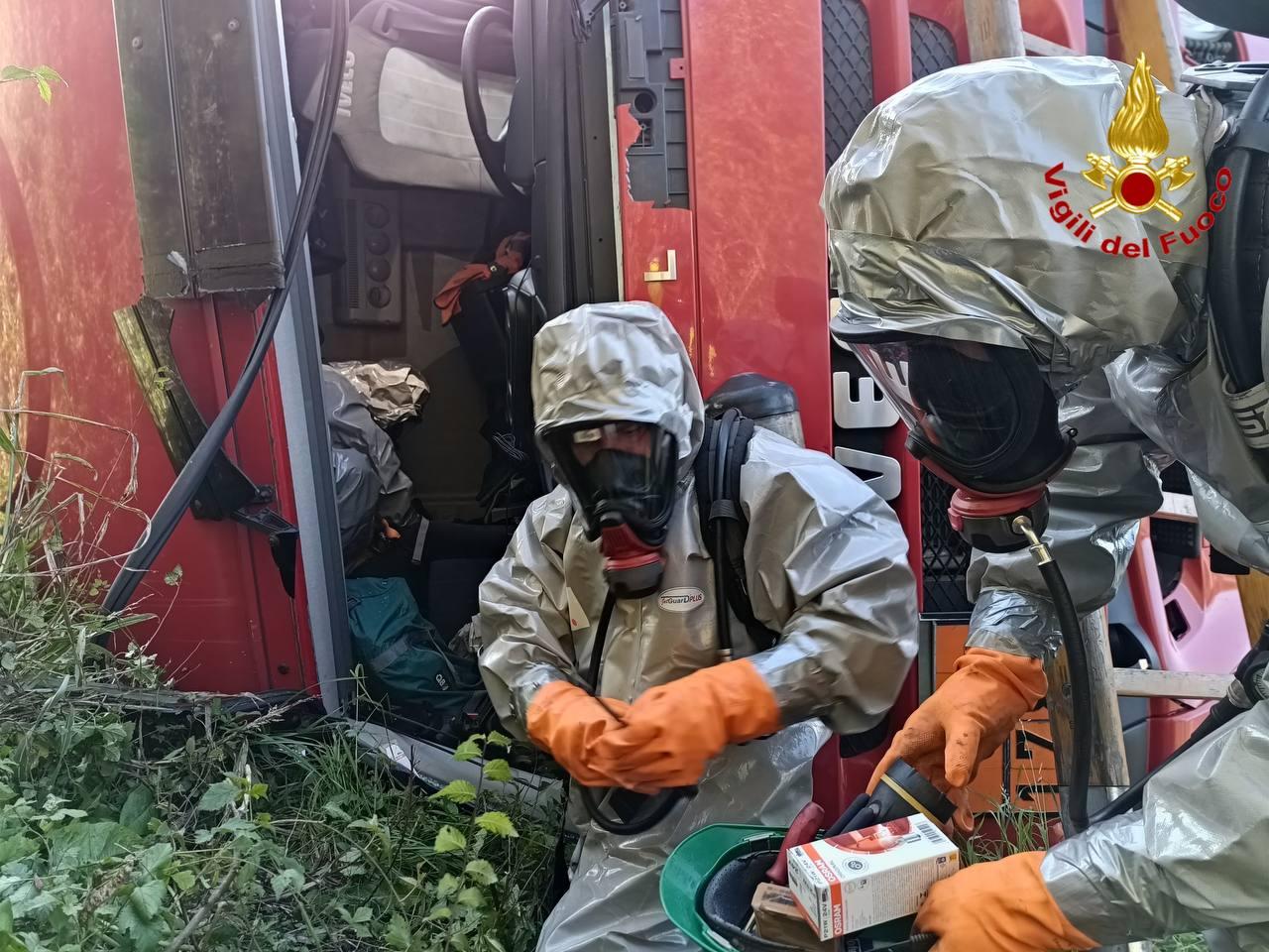 politecnico rischio esplosione al laboratorio di chimica intervengono i vigili del fuoco specializzati