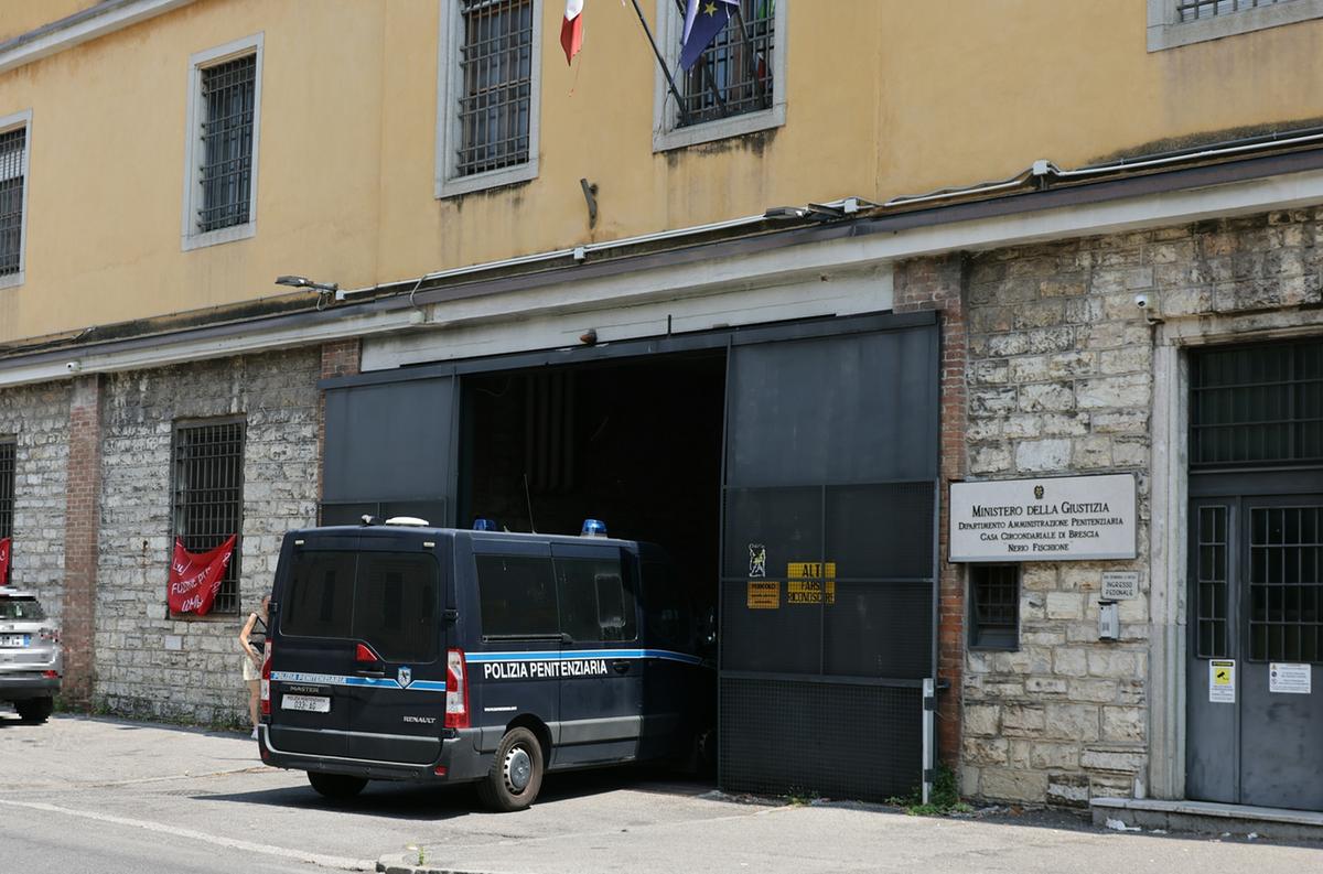 Brescia, droga e telefoni in carcere: tre anni a un agente Brescia, droga e telefoni in carcere: tre anni a un agente