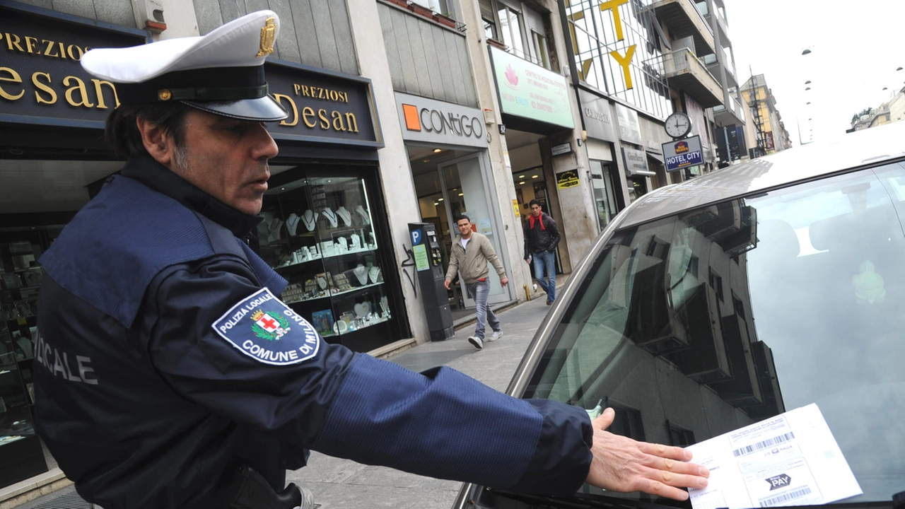 Milano, un ghisa stacca una multa in centro città Milano, un ghisa stacca una multa in centro città