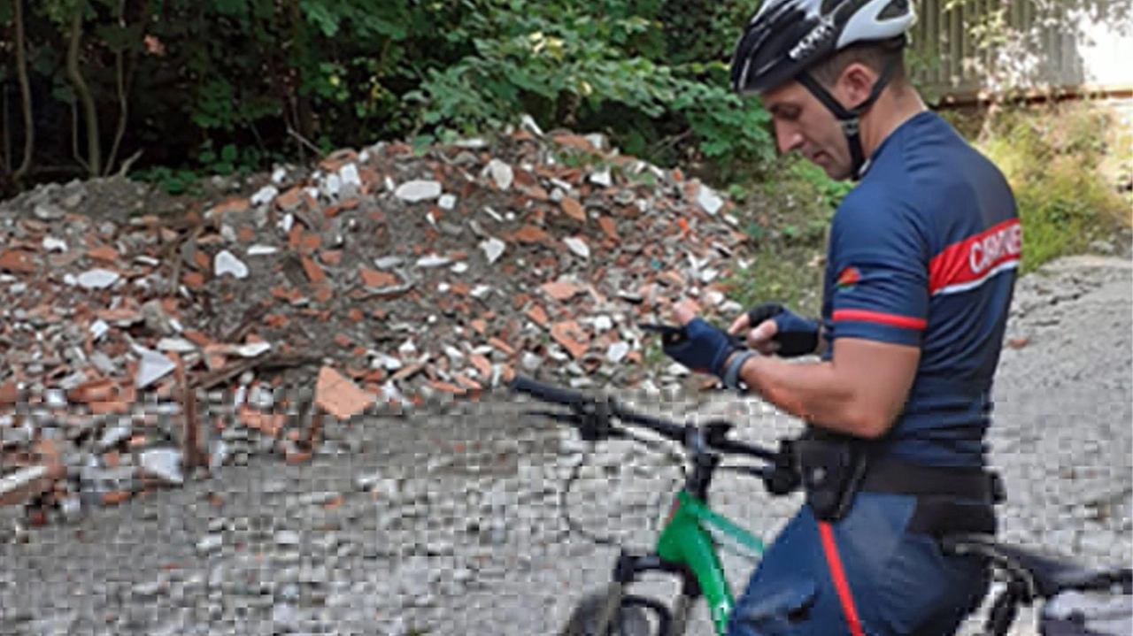 I carabinieri forestali di Cunardo individuano responsabili abbandono rifiuti, coordinando intervento per rimozione e comminando ammende. I carabinieri forestali di Cunardo individuano responsabili abbandono rifiuti, coordinando intervento per rimozione e comminando ammende.
