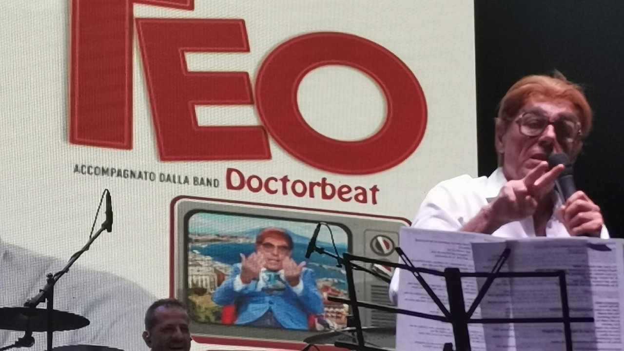 Teo Teocoli sul palco nei panni del giornalista sportivo Caccamo