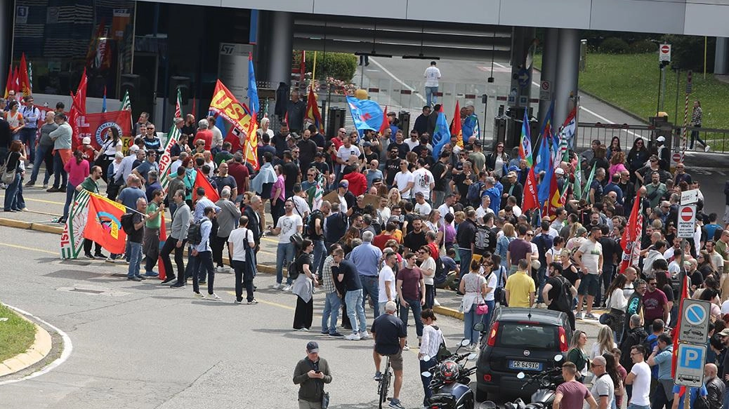Una delle ultime manifestazioni di protesta dei lavoratori della St di Agrate: 5mila i dipendenti coinvolti di cui 1.500 a rischio Una delle ultime manifestazioni di protesta dei lavoratori della St di Agrate: 5mila i dipendenti coinvolti di cui 1.500 a rischio