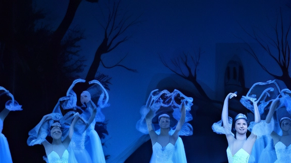 La Stagione Danza del Teatro Sociale di Como si apre con "Giselle" del Balletto dell’Opera di Tbilisi, diretto da Nina Ananiashvili. Un capolavoro classico che esplora l'amore e il sacrificio nel Romanticismo. Dettagli su www.teatrosocialecomo.it.
