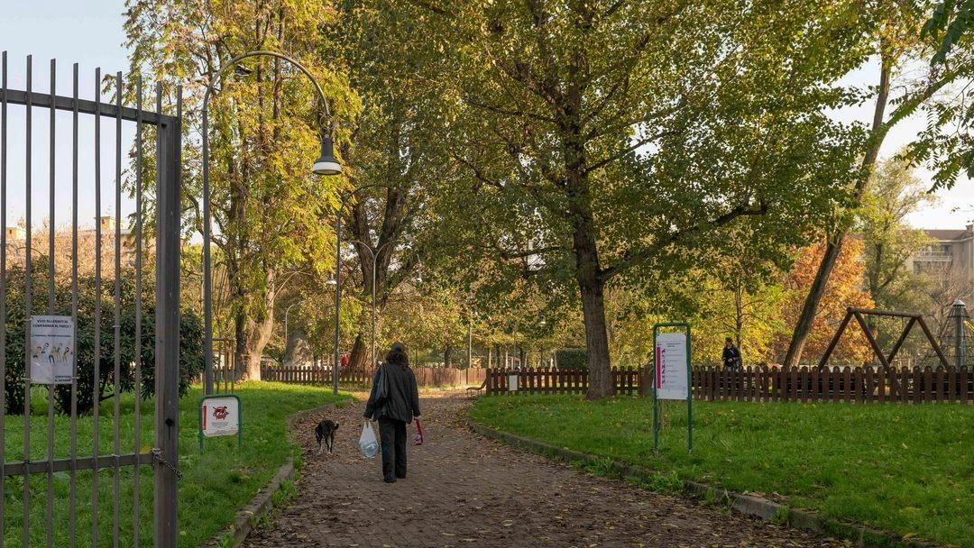 Un ex stabilimento diventa parco: il giardino Cassina de Pomm a Milano. Dibattito tra i frequentatori su come utilizzare lo spazio. Un ex stabilimento diventa parco: il giardino Cassina de Pomm a Milano. Dibattito tra i frequentatori su come utilizzare lo spazio.