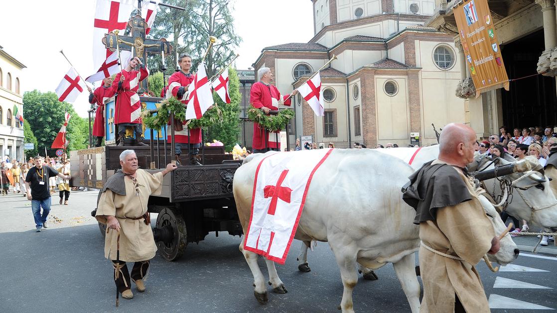 Palio di Legnano, è il grande giorno: si muove il Carroccio. Poi le batterie e la gara tra le contrade Palio di Legnano, è il grande giorno: si muove il Carroccio. Poi le batterie e la gara tra le contrade