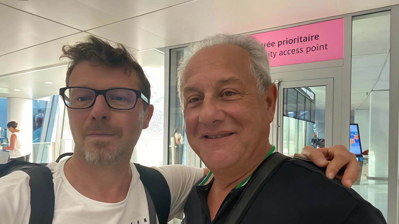 Il fisioterapista Cristiano Carioni del team Human Tecar ha contribuito al successo degli atleti alle Olimpiadi di Parigi, offrendo cure fisioterapiche nell'ombra. Il fisioterapista Cristiano Carioni del team Human Tecar ha contribuito al successo degli atleti alle Olimpiadi di Parigi, offrendo cure fisioterapiche nell'ombra.