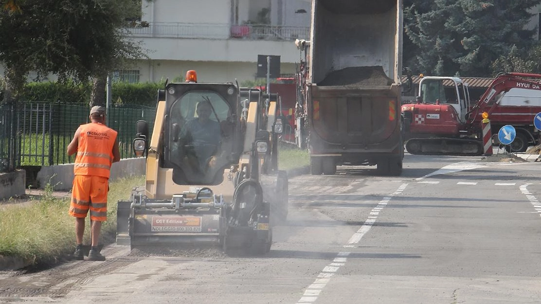 Il sindaco Bocca annuncia l’intervento in via Cavour: dettagli svelati martedì in un incontro. Prevista la sostituzione del porfido con l’asfalto colorato. Resta la pietra nelle aree pedonali. Il sindaco Bocca annuncia l’intervento in via Cavour: dettagli svelati martedì in un incontro. Prevista la sostituzione del porfido con l’asfalto colorato. Resta la pietra nelle aree pedonali.