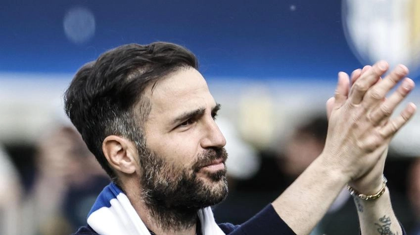 Fabregas potrebbe lasciare il Como a fine stagione. Bayer Leverkusen favorito, mentre il club valuta Davide Ancelotti.
