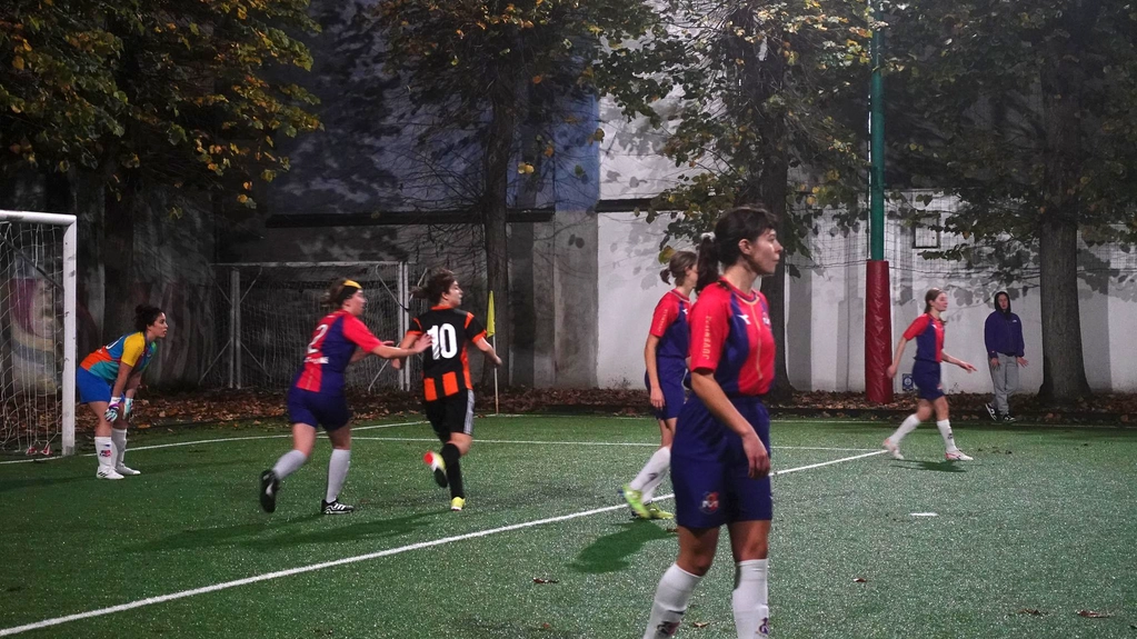 La squadra di via Corsico nata da una partita in spiaggia ora partecipa al campionato Csi "Vogliamo andare oltre il modello di pallone al maschile. siamo contro la competizione tossica" . La squadra di via Corsico nata da una partita in spiaggia ora partecipa al campionato Csi "Vogliamo andare oltre il modello di pallone al maschile. siamo contro la competizione tossica" .