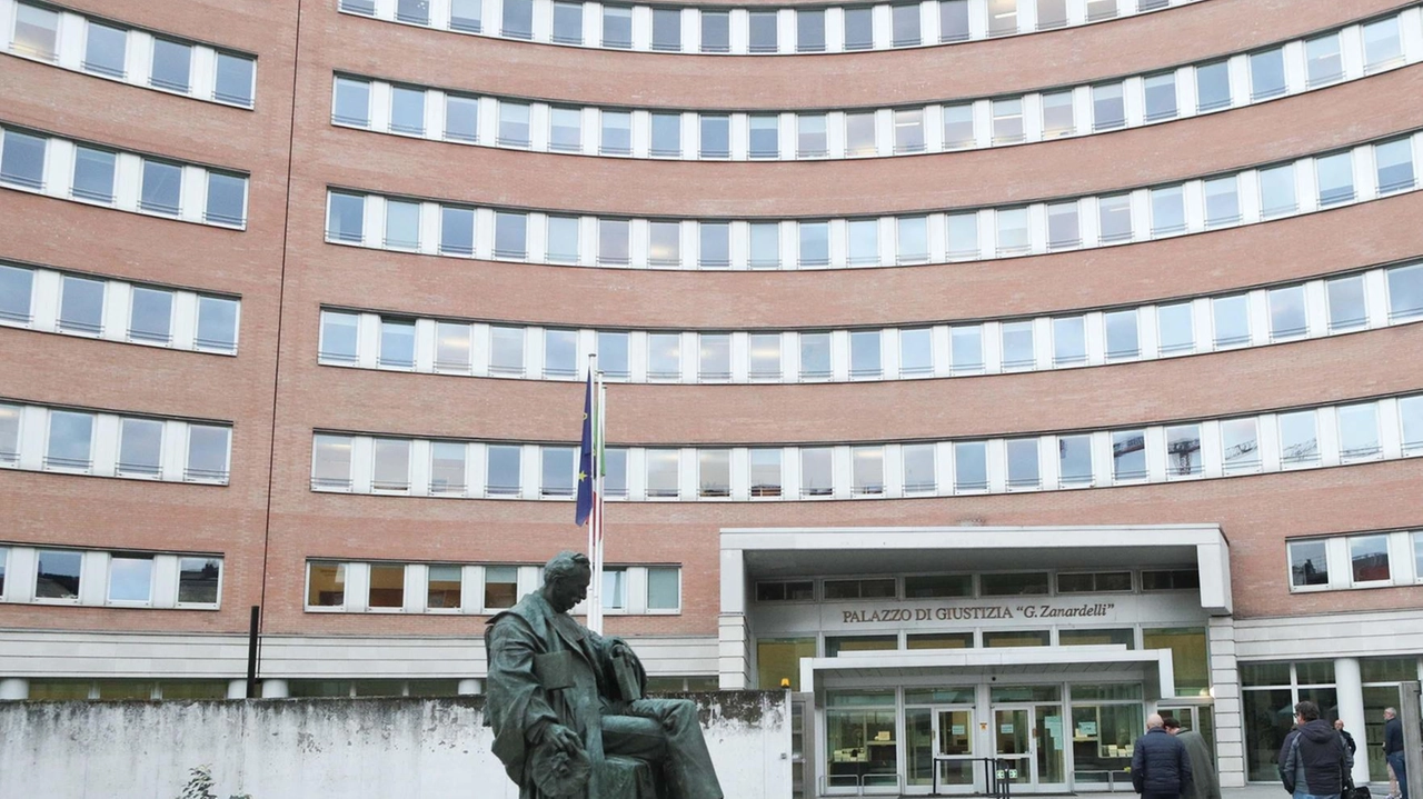 Giovanni Mazzoli è l’ex primario del reparto di Oculistica all’ospedale di Esine. A lato il tribunale Giovanni Mazzoli è l’ex primario del reparto di Oculistica all’ospedale di Esine. A lato il tribunale