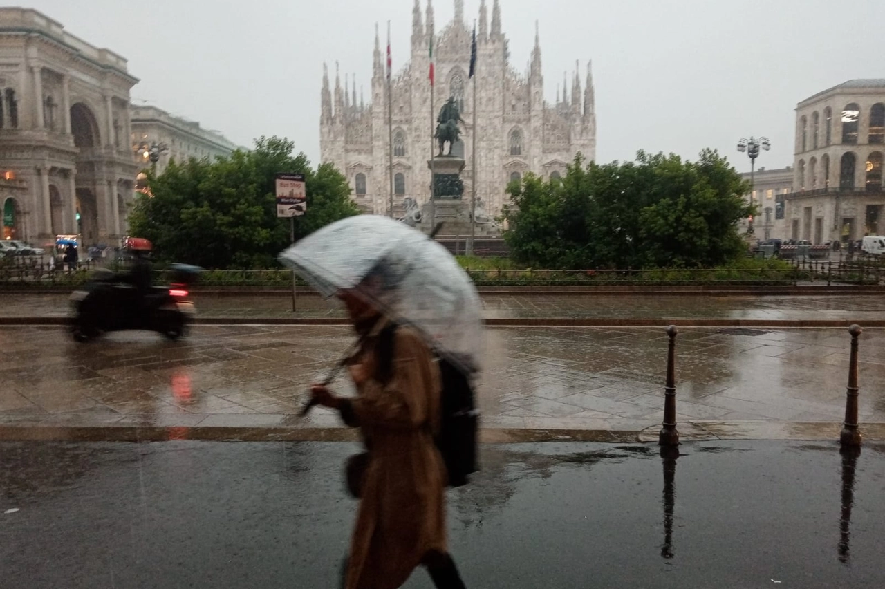 Piazza Duomo sotto la pioggia battente