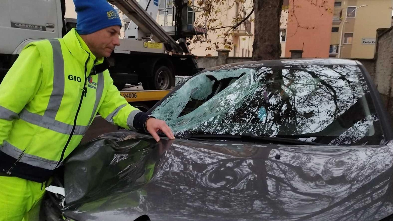 La Citroen guidata da una ventinovenne ha travolto l’uomo che si è trovata davanti all’improvviso nel buio La Citroen guidata da una ventinovenne ha travolto l’uomo che si è trovata davanti all’improvviso nel buio