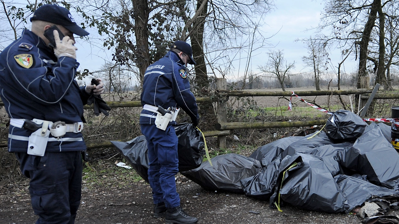I "veleni" scoperti dalla polizia locale prima che venissero abbandonati nei campi I "veleni" scoperti dalla polizia locale prima che venissero abbandonati nei campi