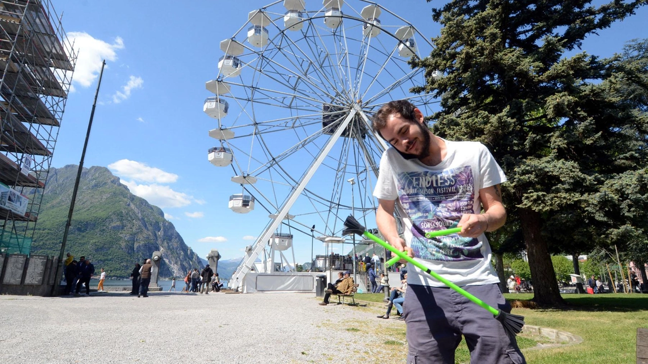 Un artista nei pressi della ruota panoramica lungo la passeggiata sul lago nel capoluogo Un artista nei pressi della ruota panoramica lungo la passeggiata sul lago nel capoluogo