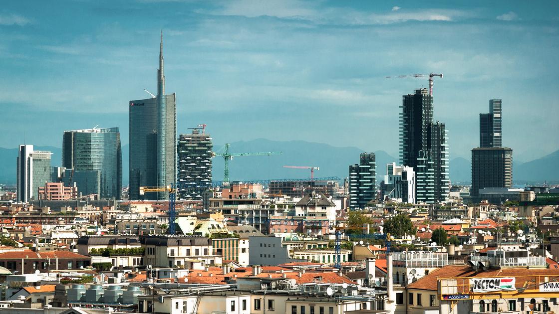 il grande bluff del mercato immobiliare di milano dove tutti cercano casa in centro ma poi comprano in periferia
