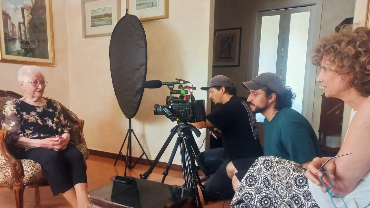 Una fase delle riprese del docufilm dedicato alla storia legnanese Una fase delle riprese del docufilm dedicato alla storia legnanese