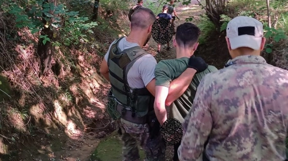 L'arresto dei due spacciatori in un'area boschiva di Fino Mornasco L'arresto dei due spacciatori in un'area boschiva di Fino Mornasco