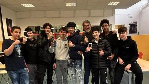 Gli studenti della 1ª C del Cfp Promos di Magnago mostrano gli smartphone rigenerati e donati Gli studenti della 1ª C del Cfp Promos di Magnago mostrano gli smartphone rigenerati e donati