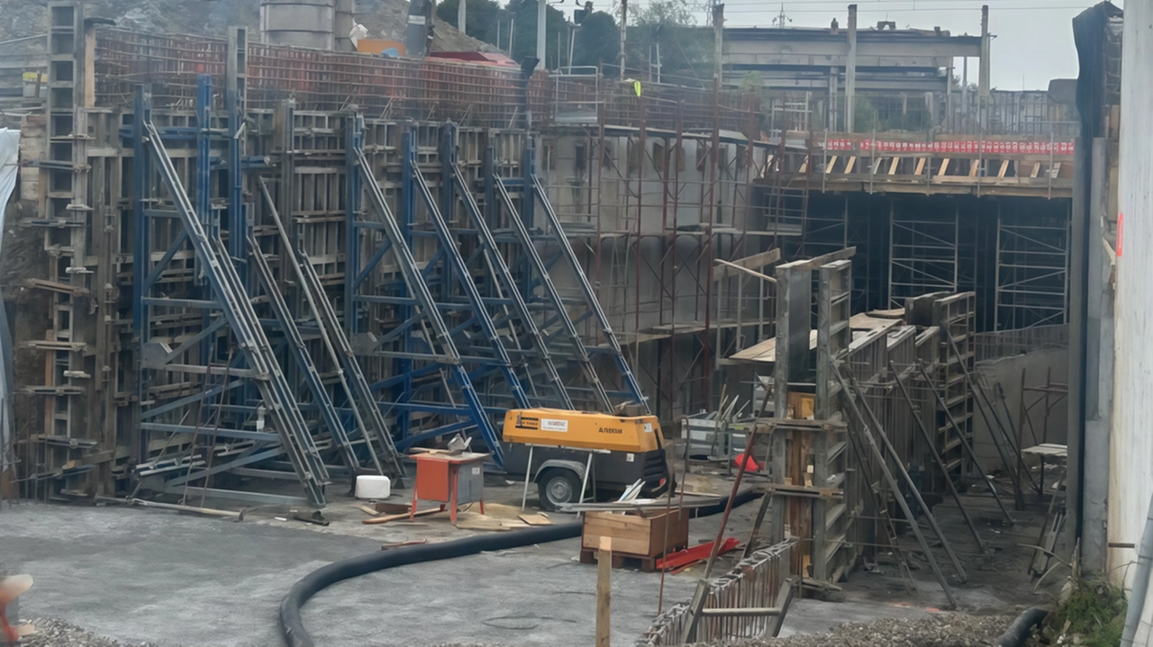 Di rinvio in rinvio non viene nemmeno più annunciata la data d’inaugurazione E nel frattempo le spese a carico del Comune sono raddoppiate Di rinvio in rinvio non viene nemmeno più annunciata la data d’inaugurazione E nel frattempo le spese a carico del Comune sono raddoppiate