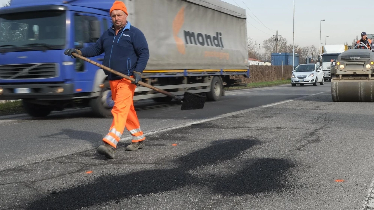 Monza Mobilità gestirà la manutenzione delle strade monzesi, affrontando il problema delle buche e dei dissesti. Monza Mobilità gestirà la manutenzione delle strade monzesi, affrontando il problema delle buche e dei dissesti.