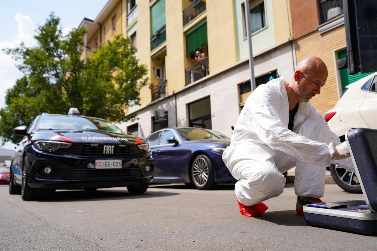 I carabinieri impegnati nei rilievi in via Don Vercesi a Bresso