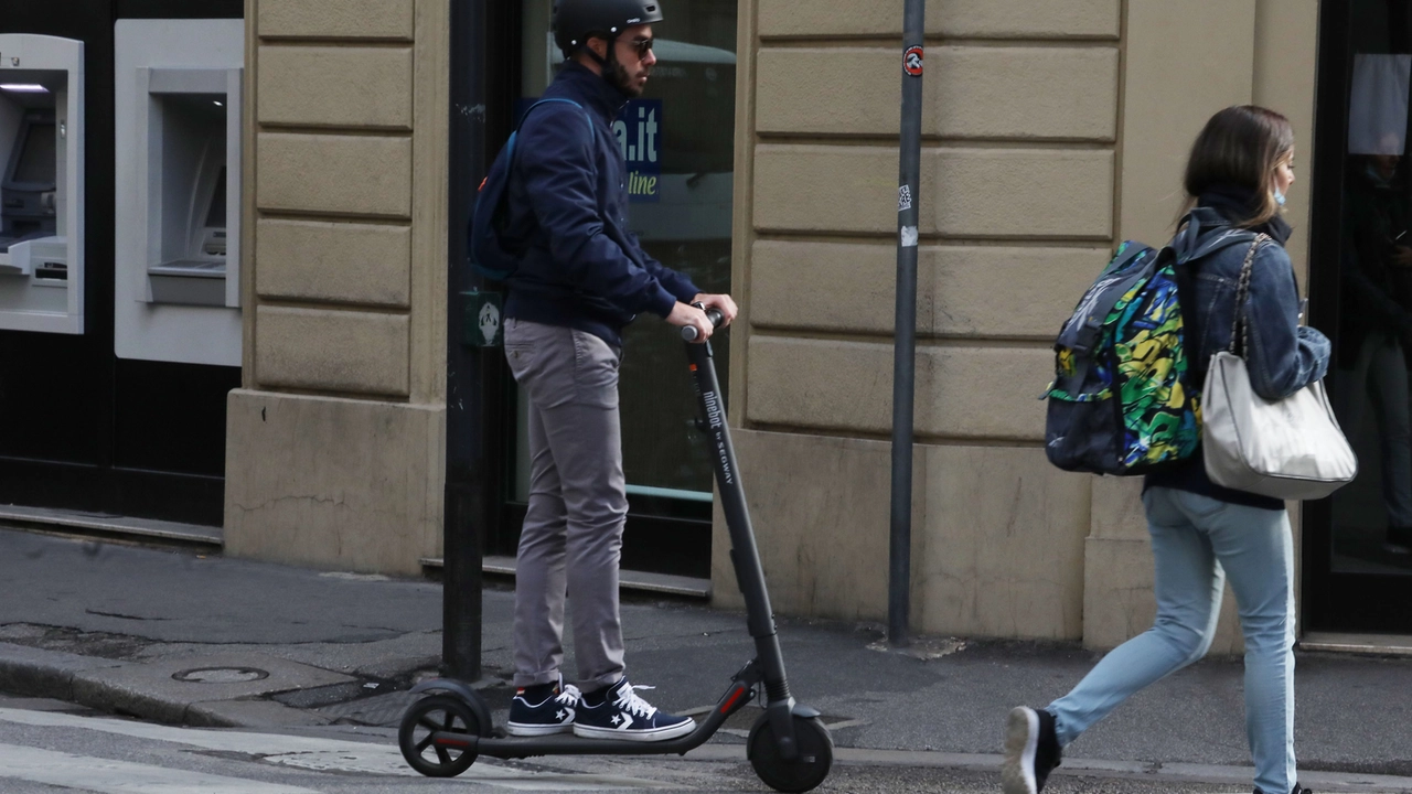 Casco obbligatorio per chi va in monopattino
